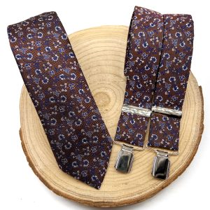 Tirantes y corbata marrón flores azules