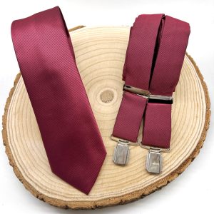 Tirantes y corbata marsala textura