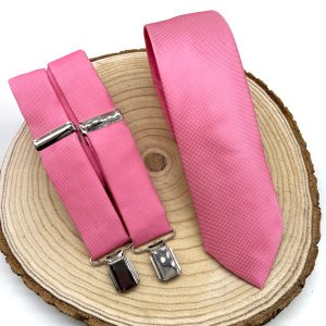 Tirantes y corbata rosa textura