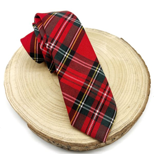 Corbata roja de cuadros escoceses