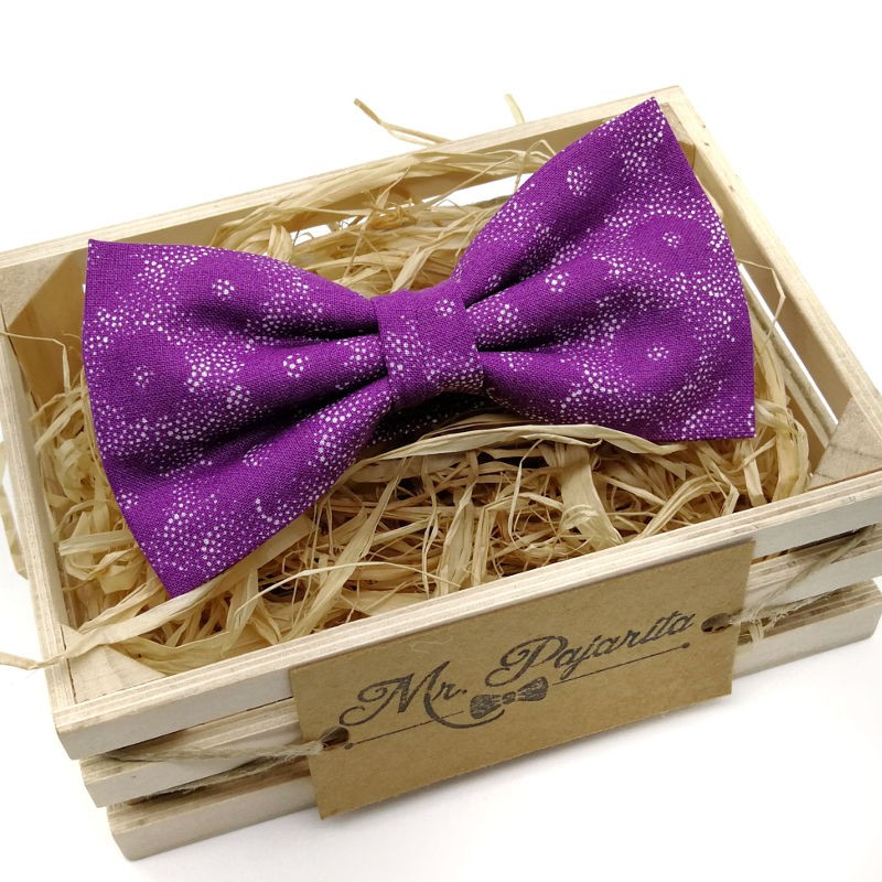 Conjunto de tirantes y pajarita morado estampado
